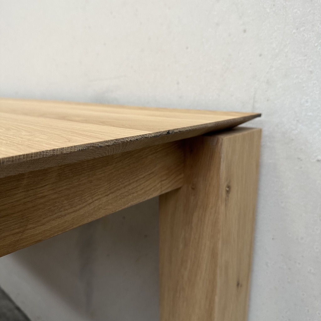 Slice dining table