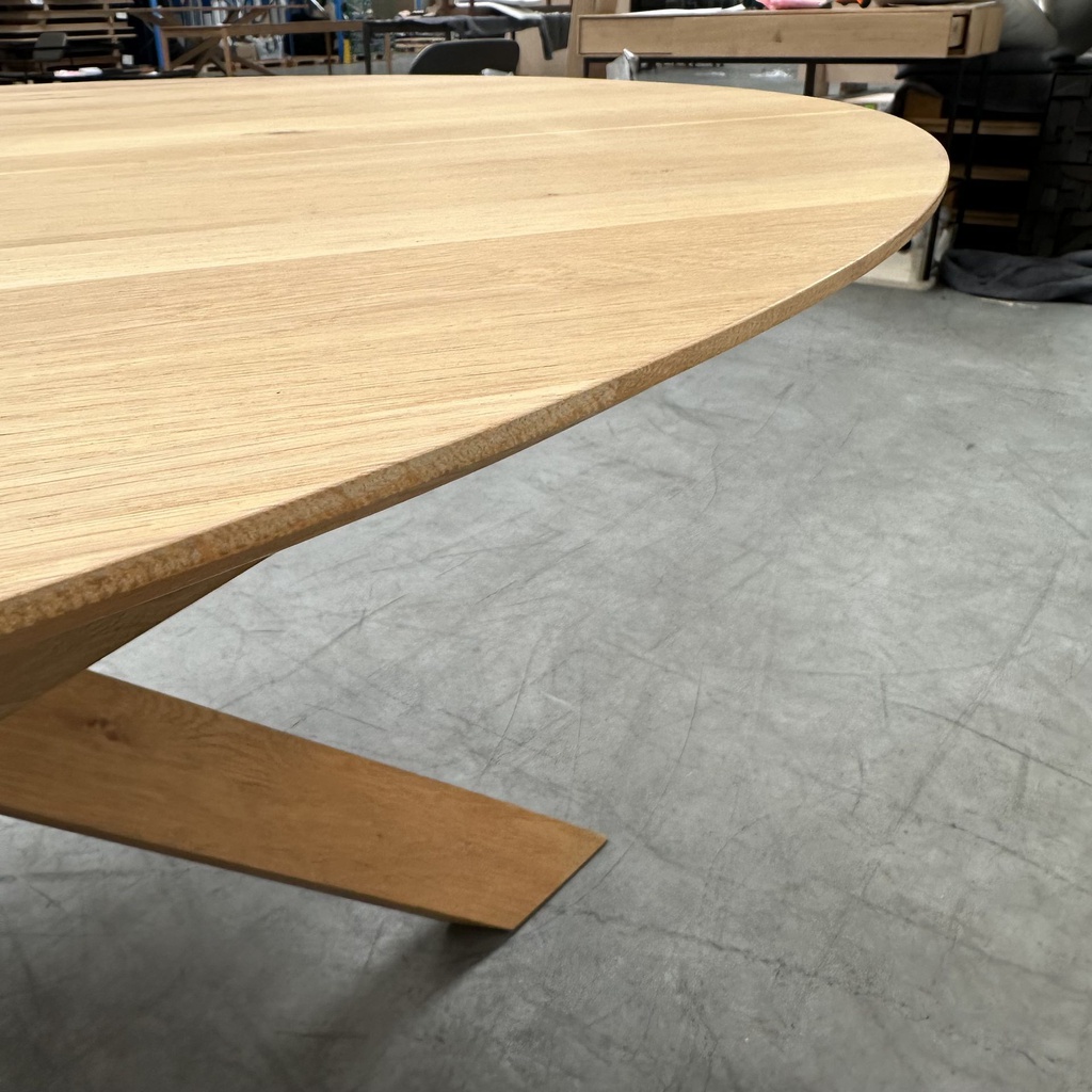 Circle dining table