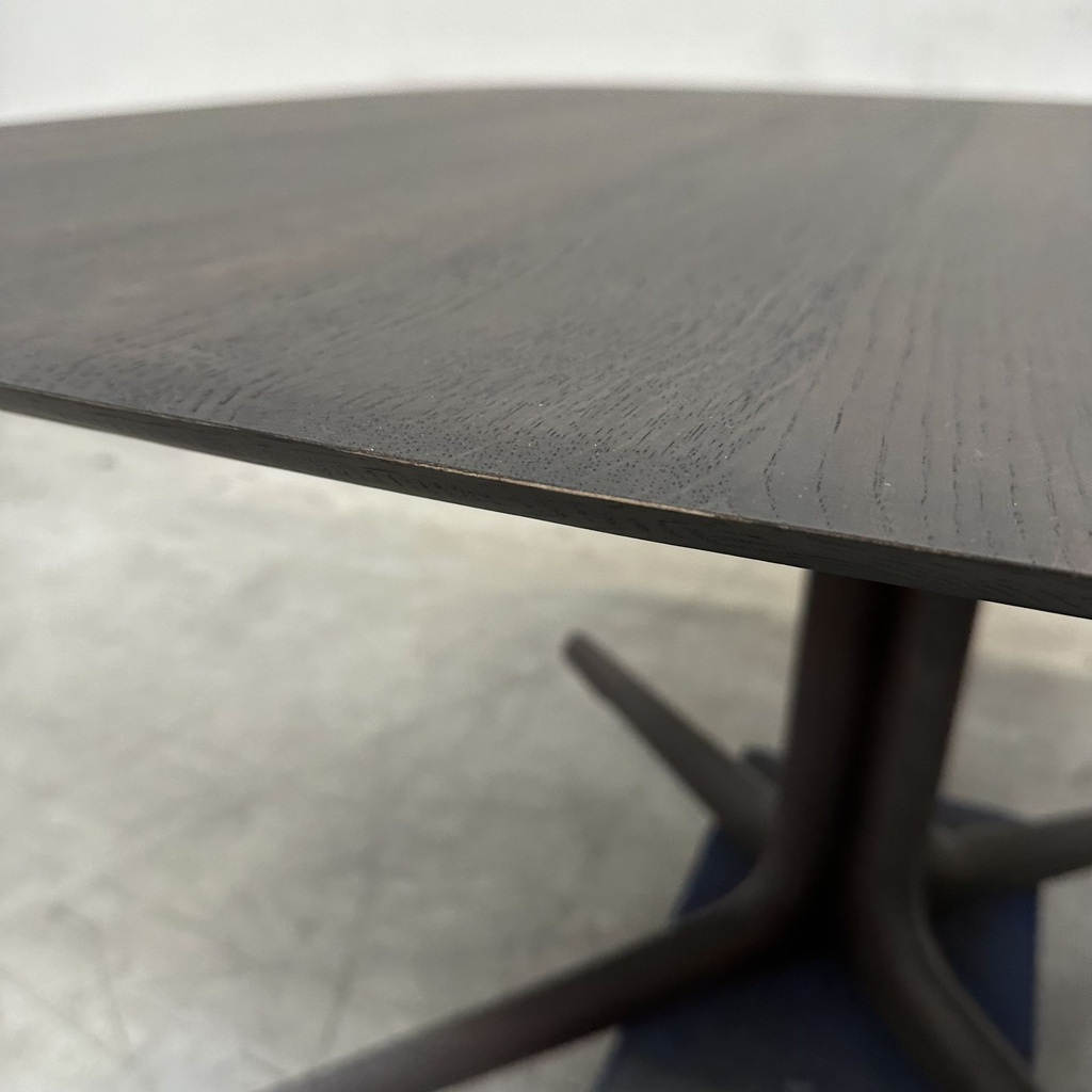 Corto dining table