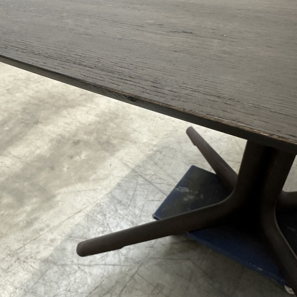 Corto dining table