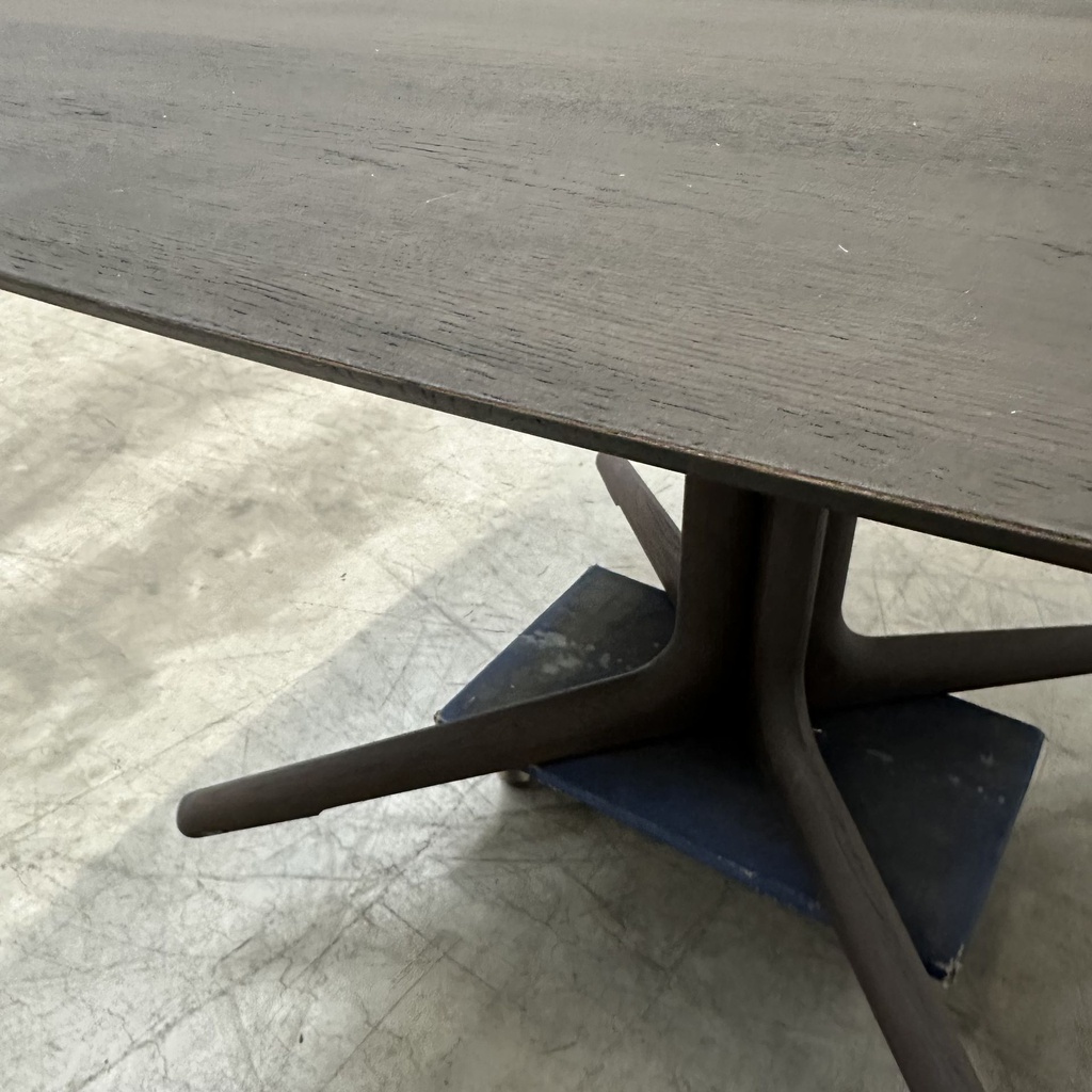 Corto dining table