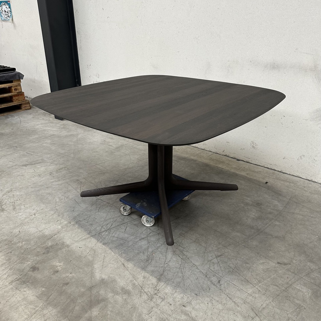 Corto dining table