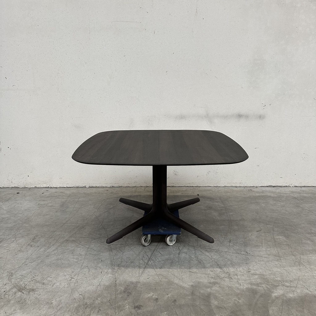 Corto dining table