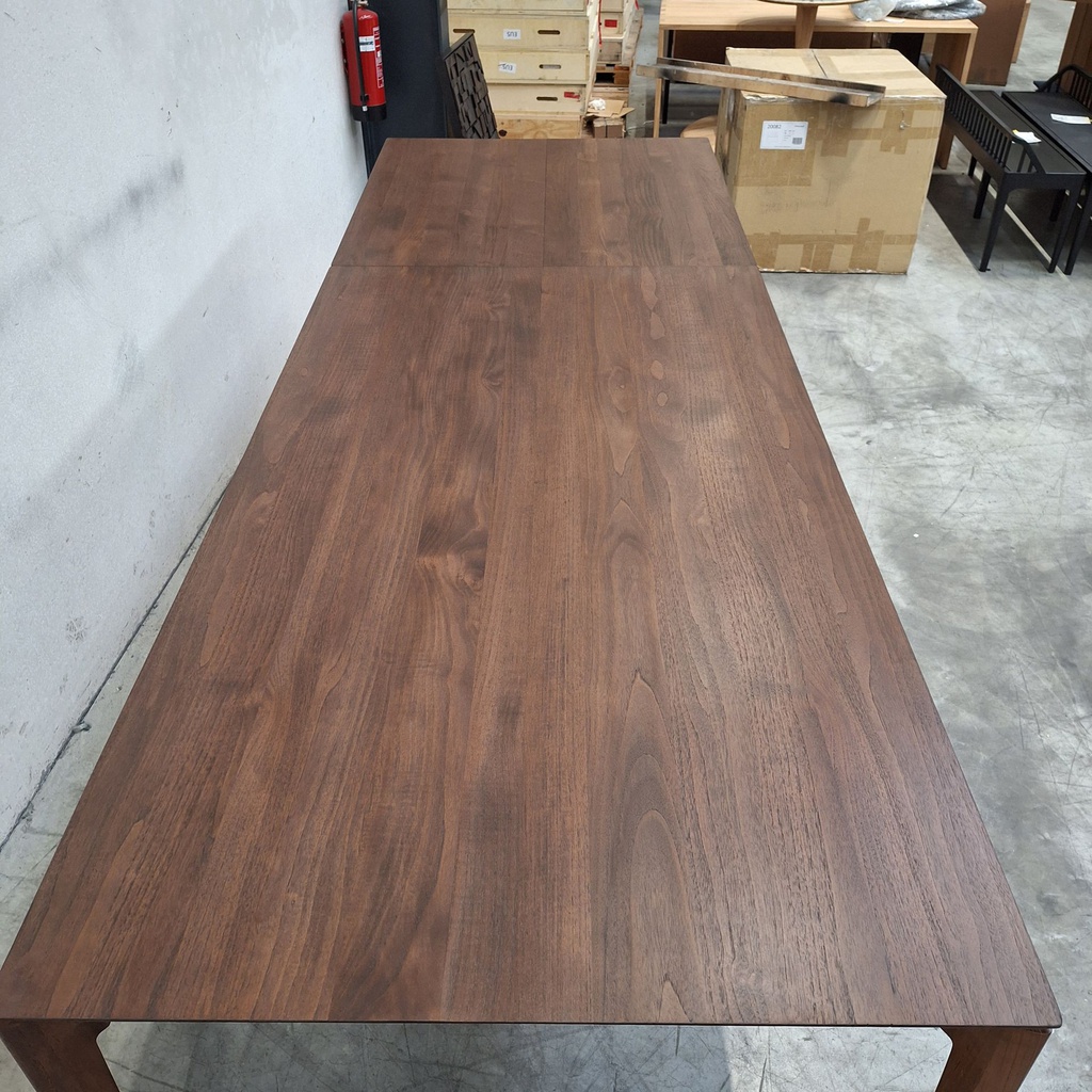 Bok extendable dining table