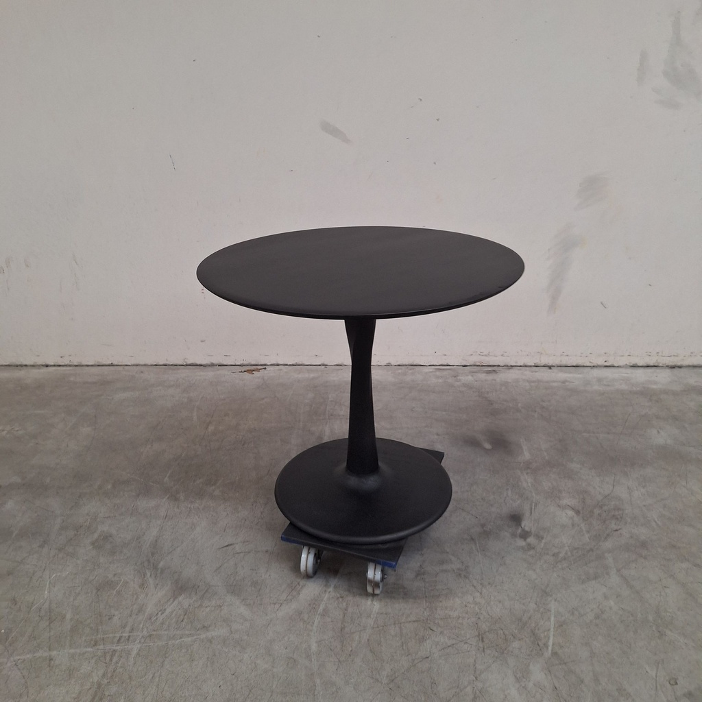 Torsion dining table