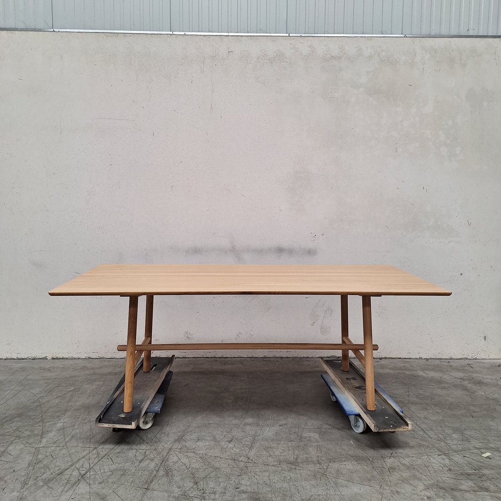 Profile dining table