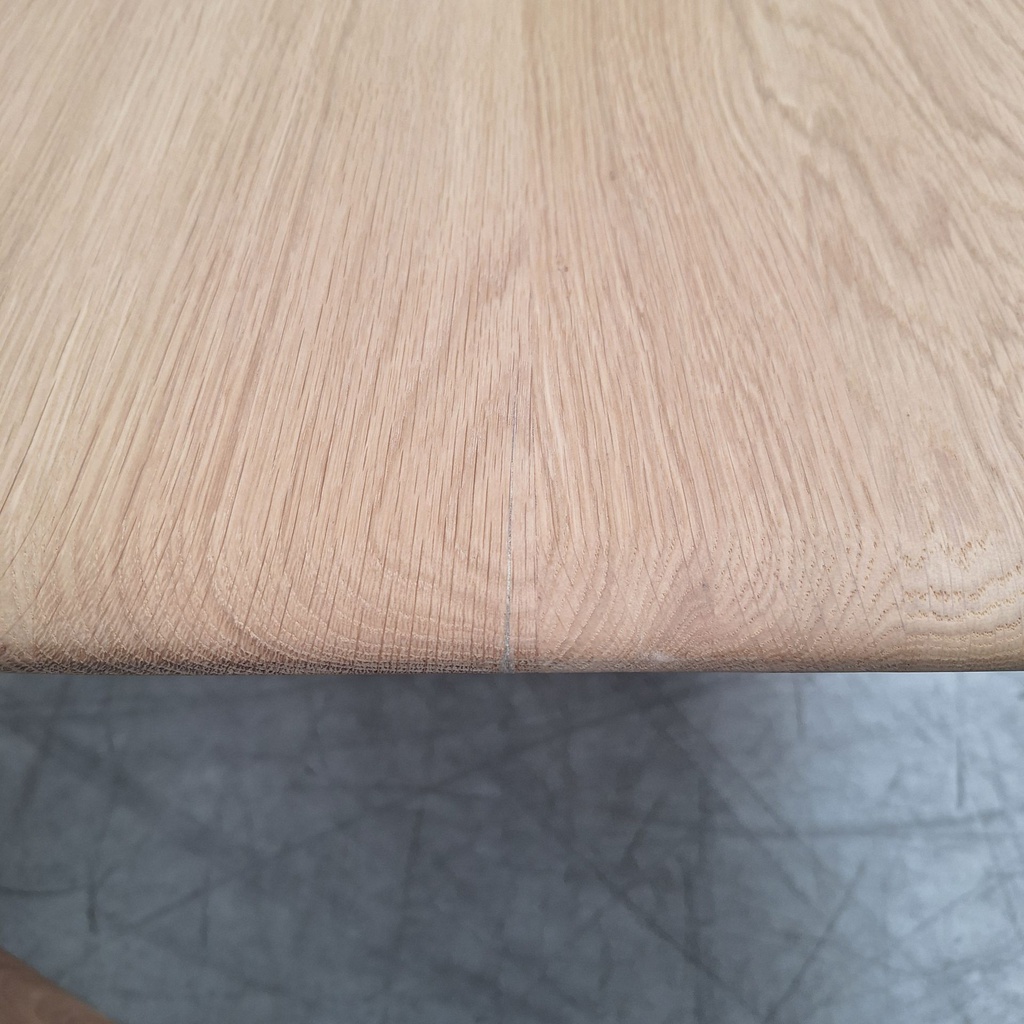 PI dining table