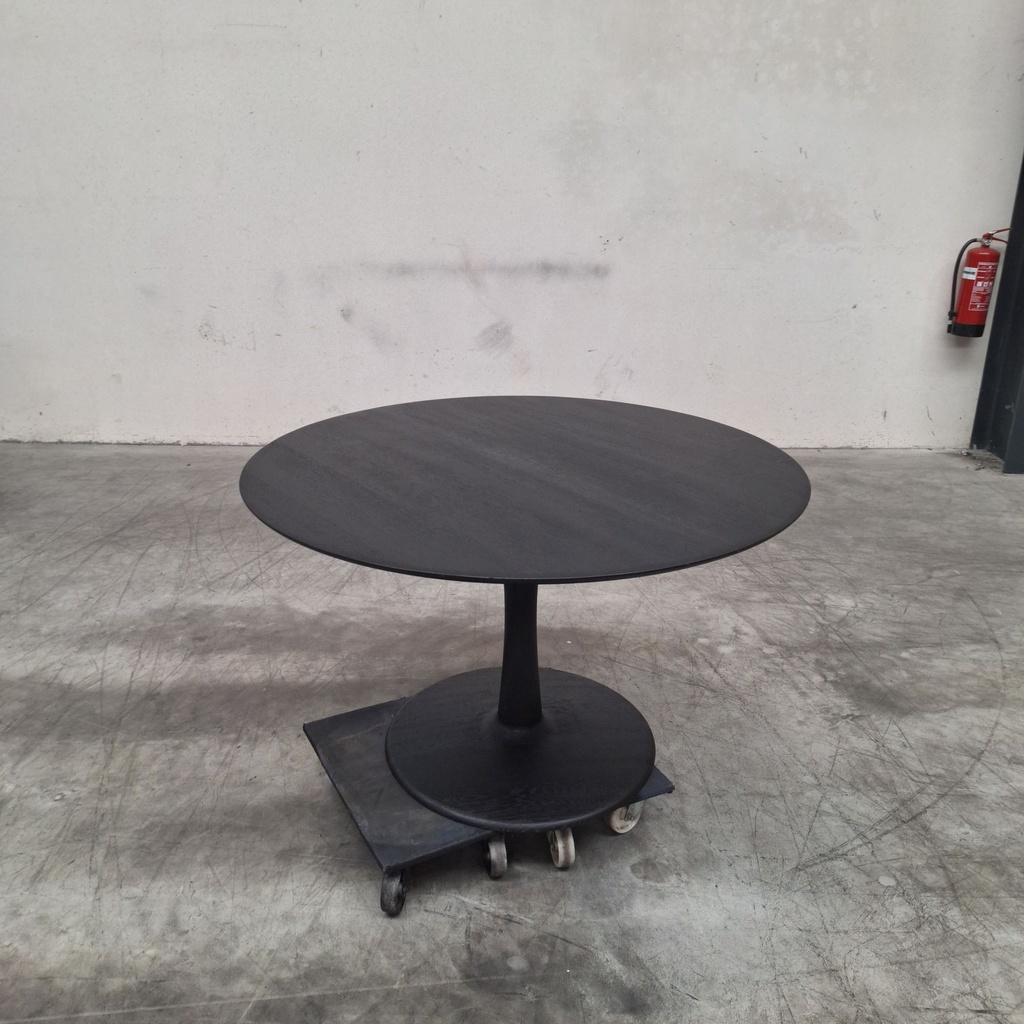 Torsion dining table