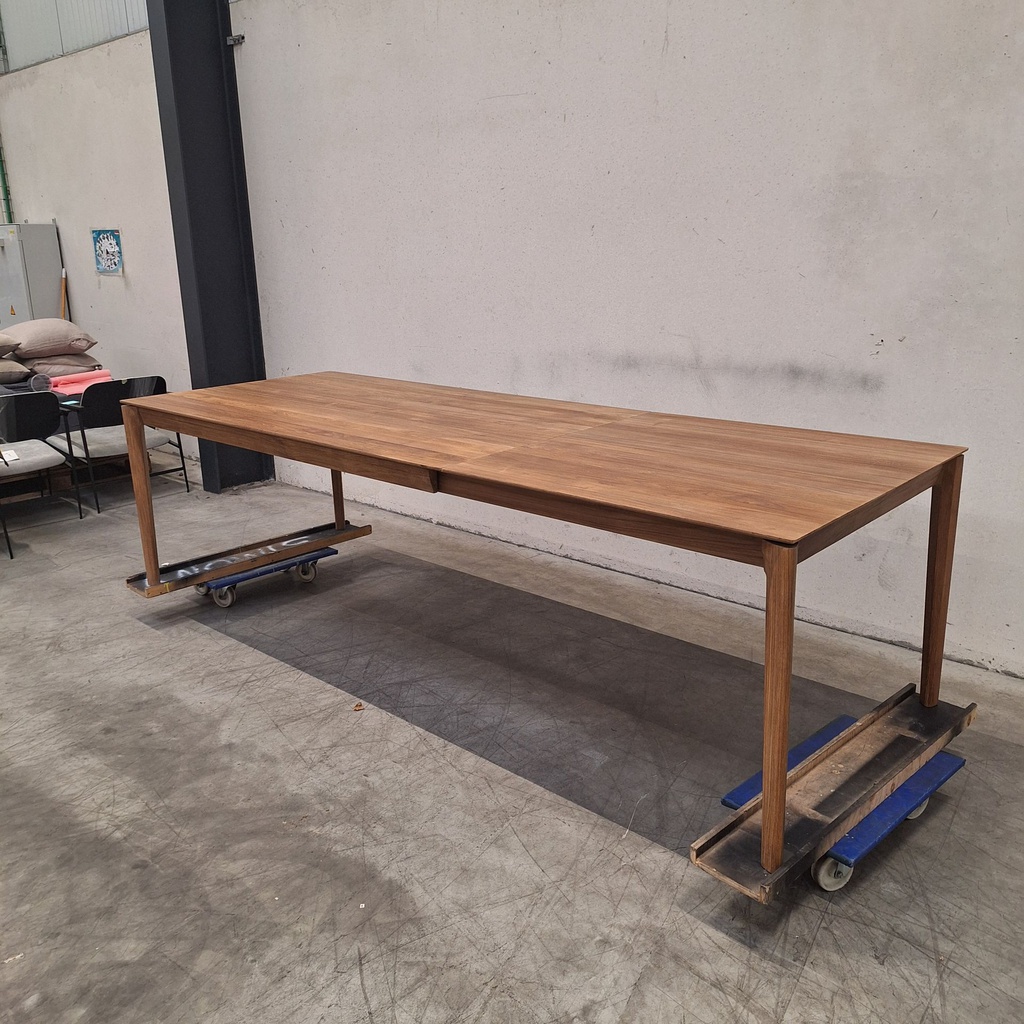 Bok extendable dining table