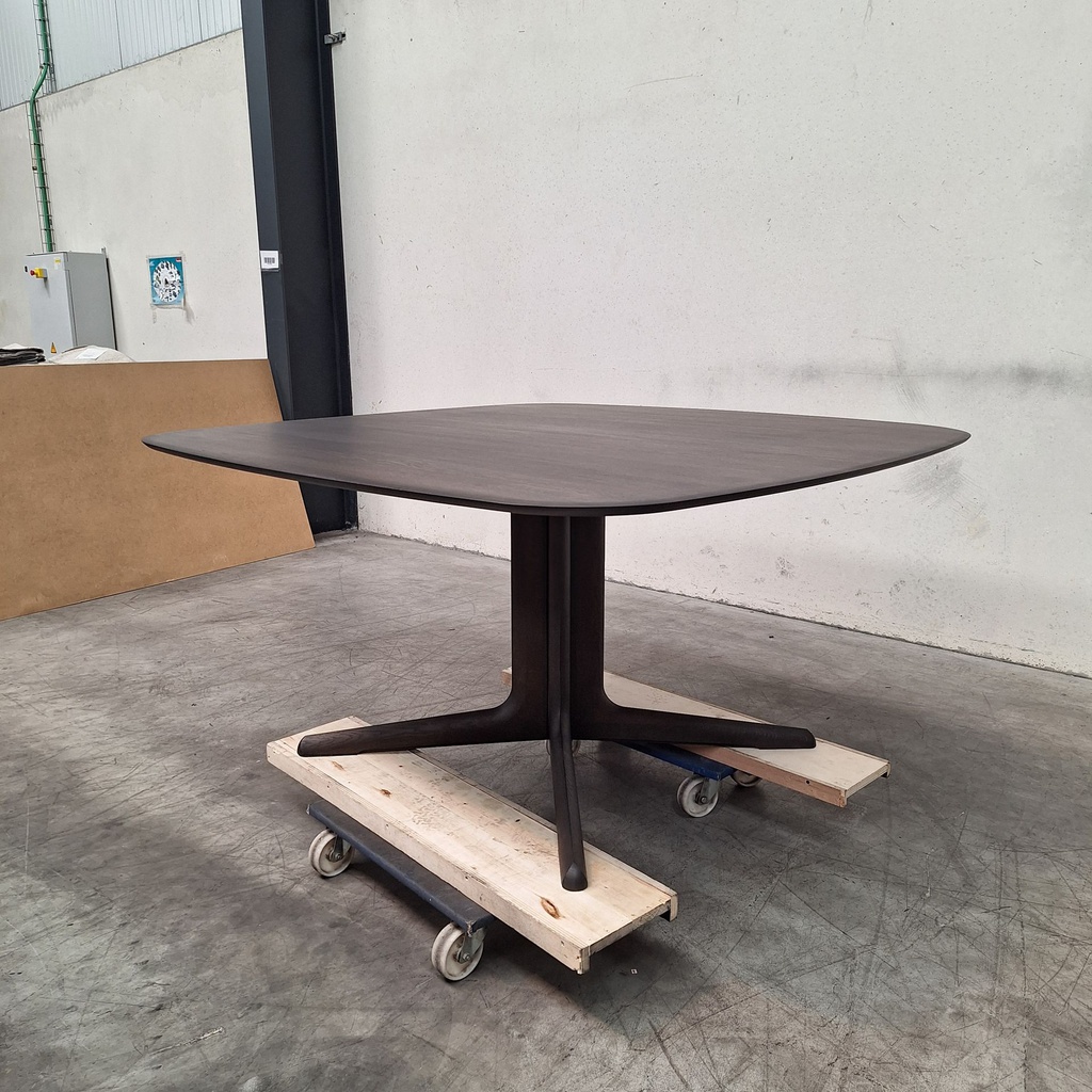 Corto dining table