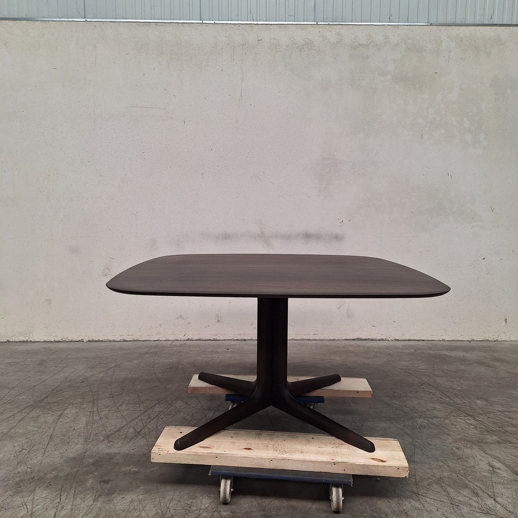 Corto dining table