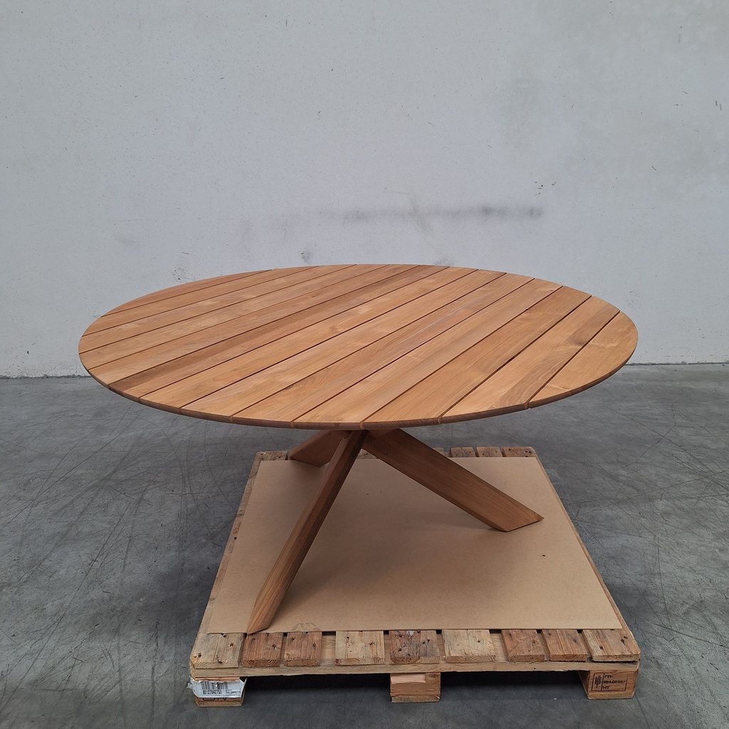 Circle outdoor dining table