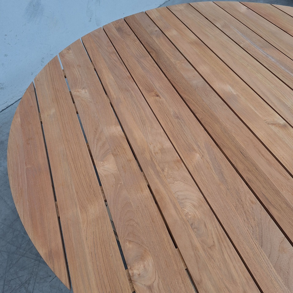 Circle outdoor dining table