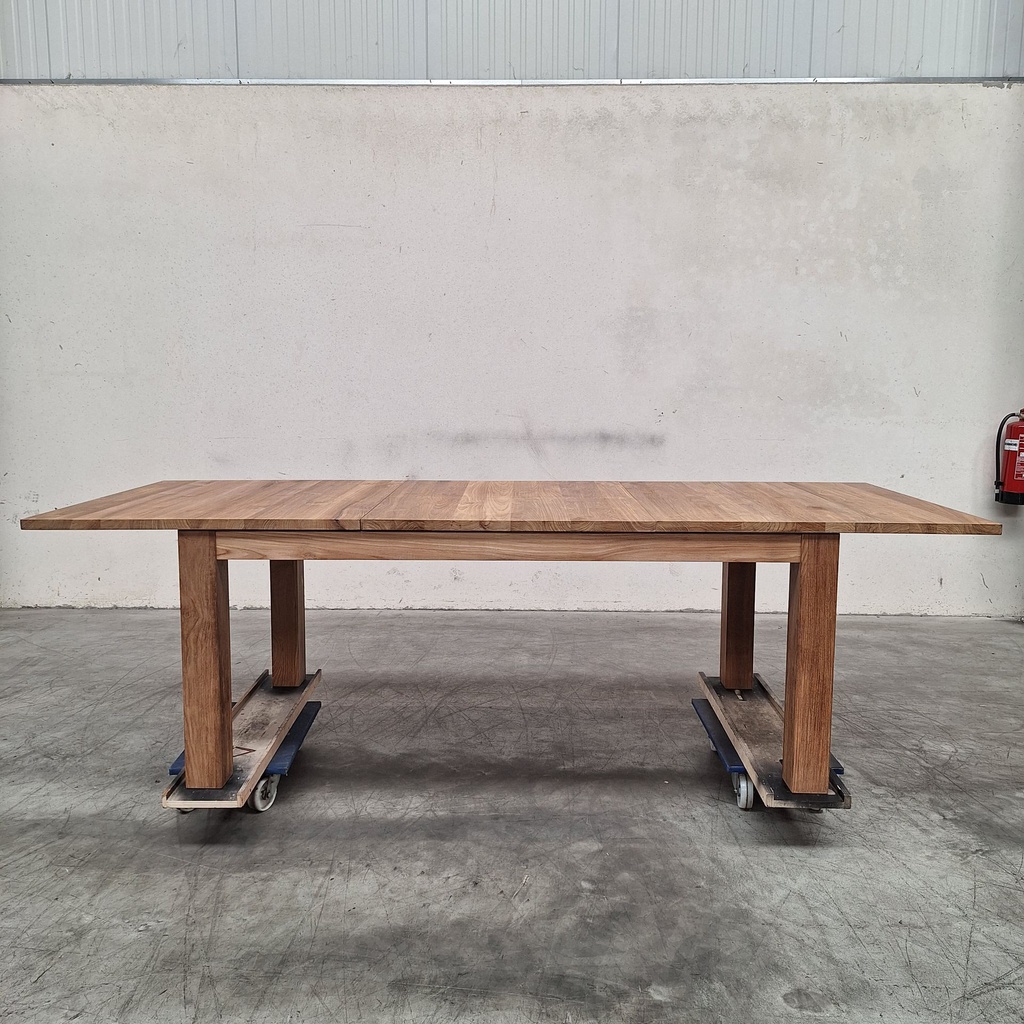 Stretch extendable dining table