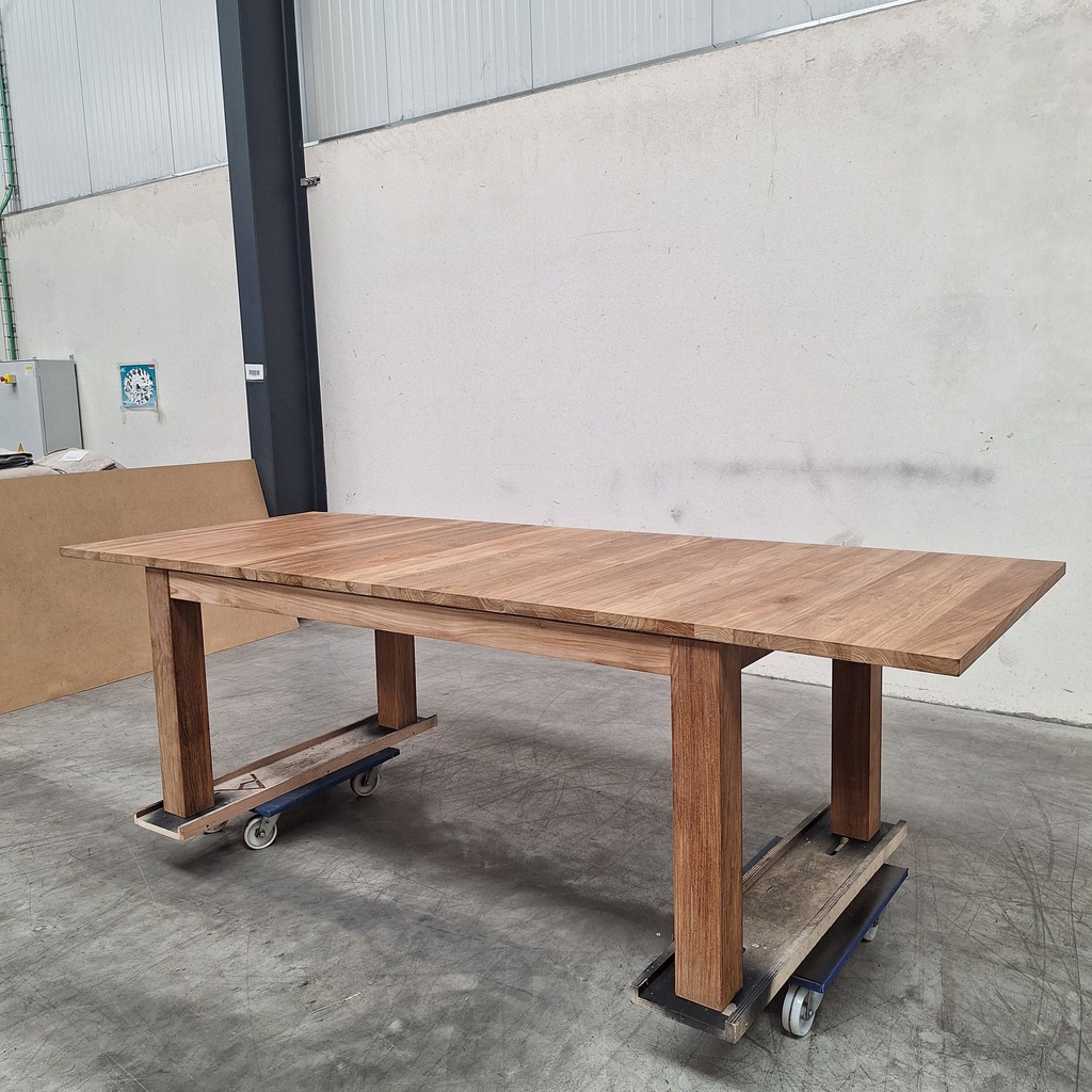 Stretch extendable dining table