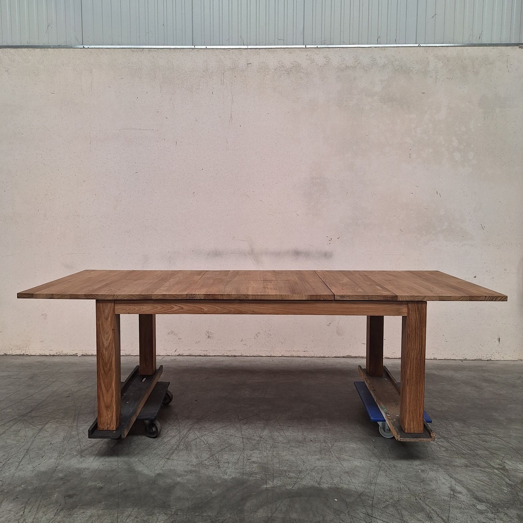 Stretch extendable dining table