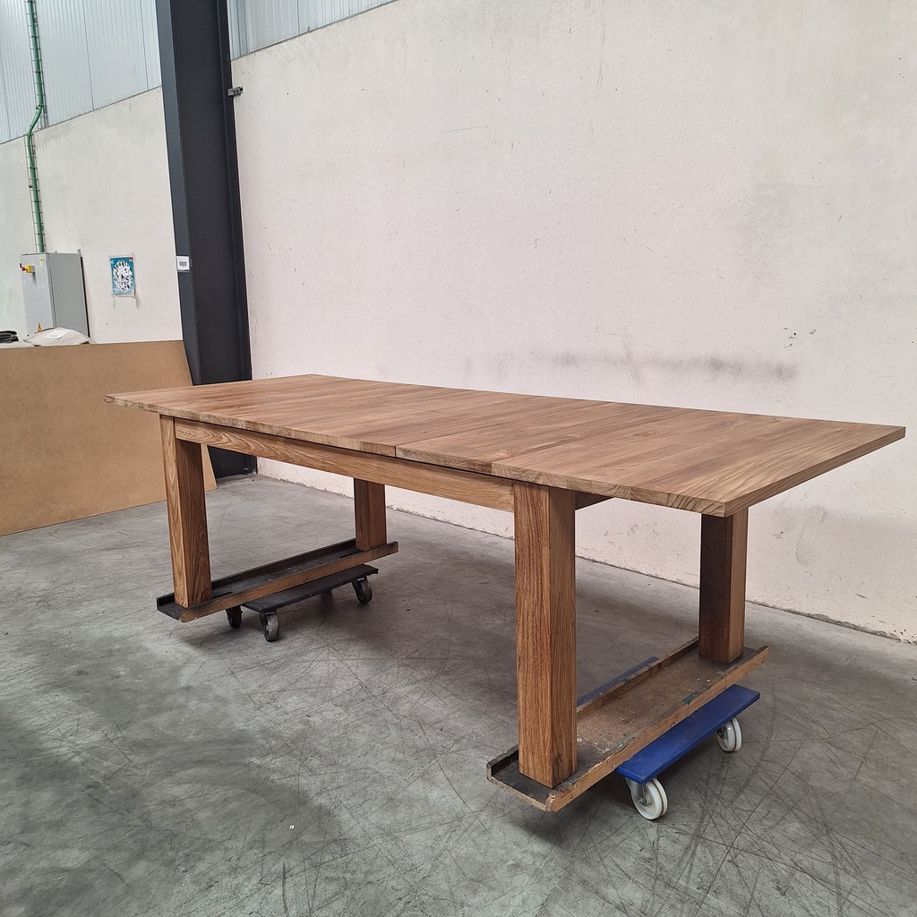 Stretch extendable dining table