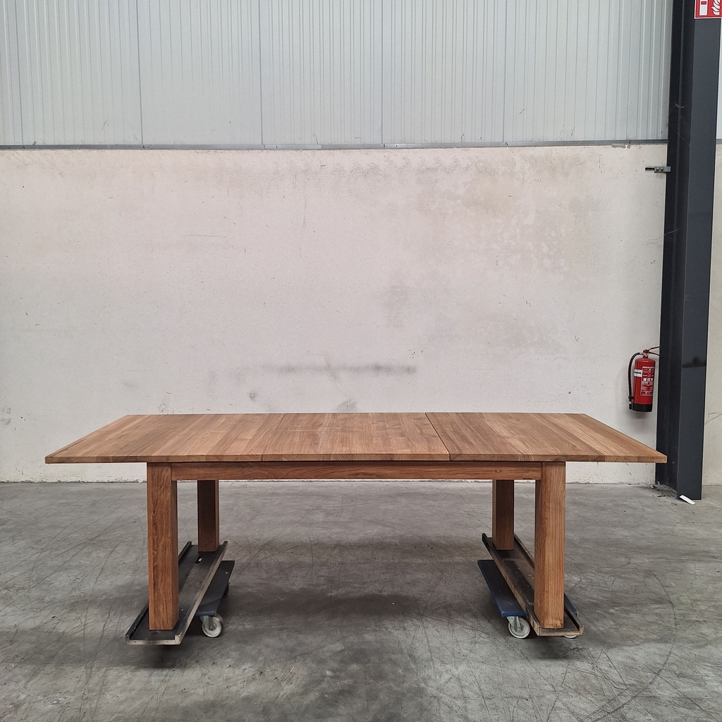 Stretch extendable dining table