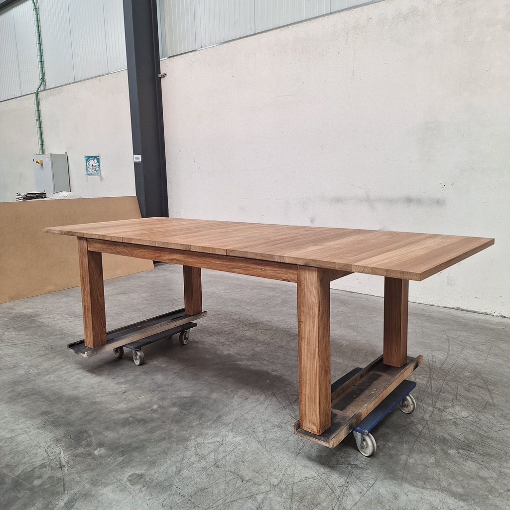 Stretch extendable dining table