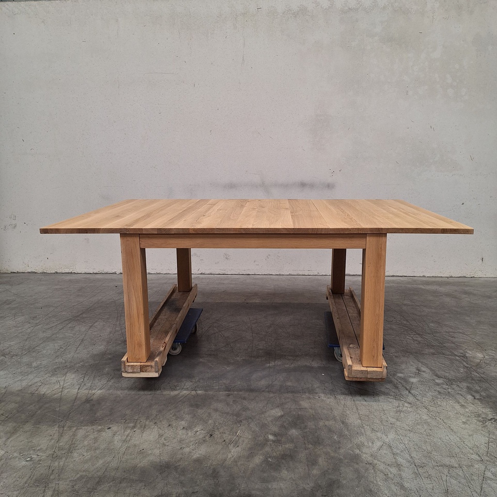 Stretch extendable dining table