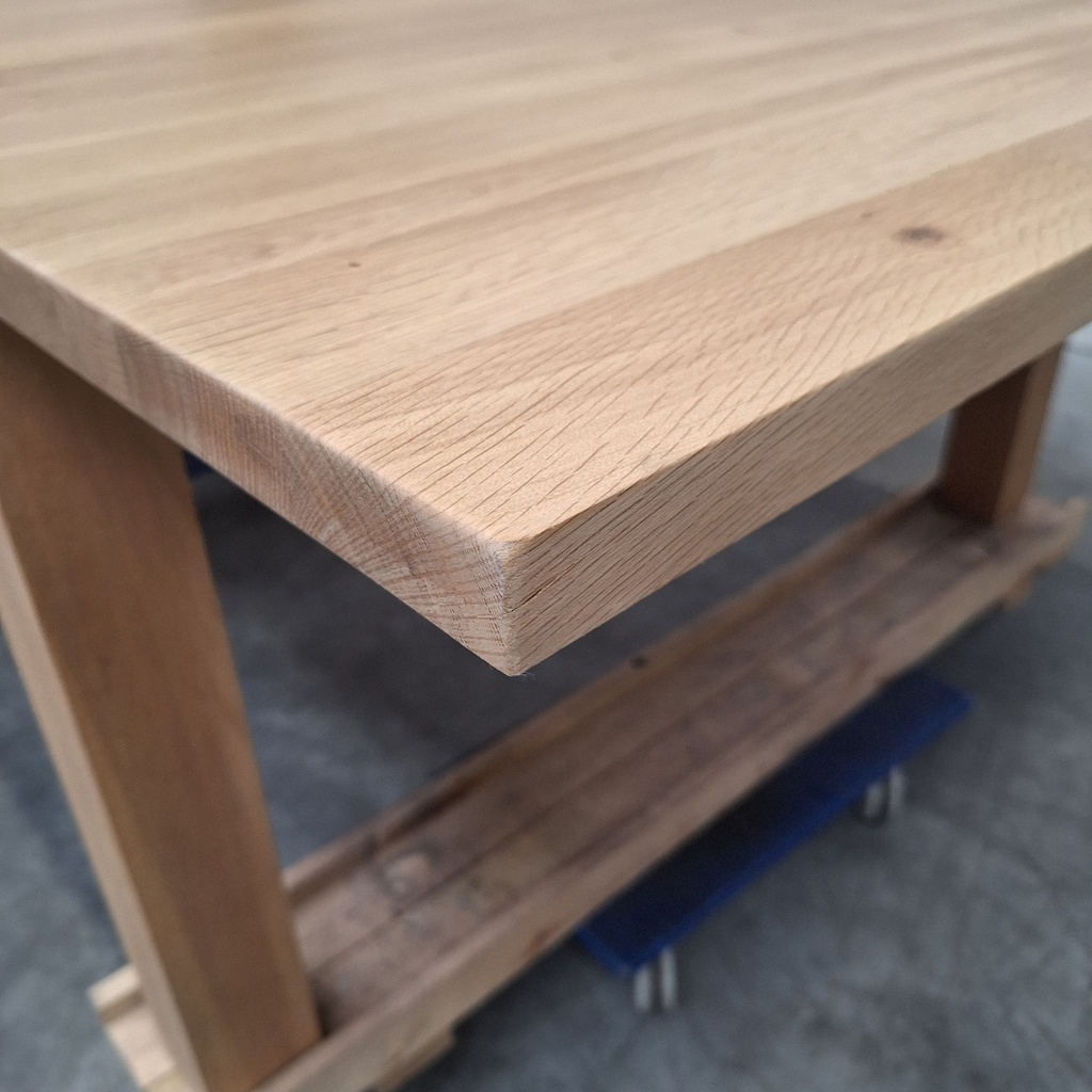 Stretch extendable dining table