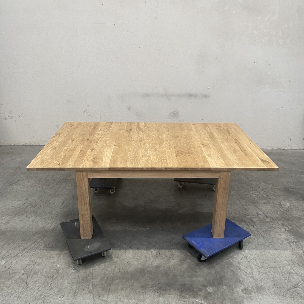 Stretch extendable dining table