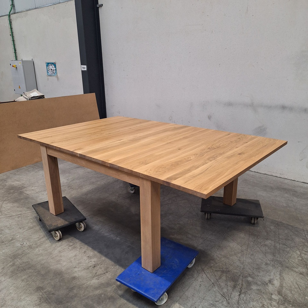 Stretch extendable dining table