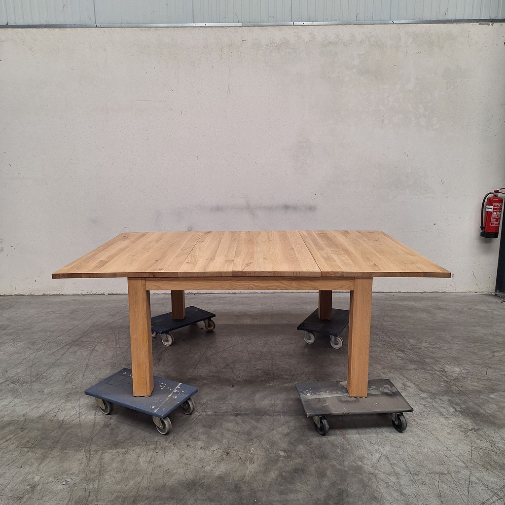 Stretch extendable dining table