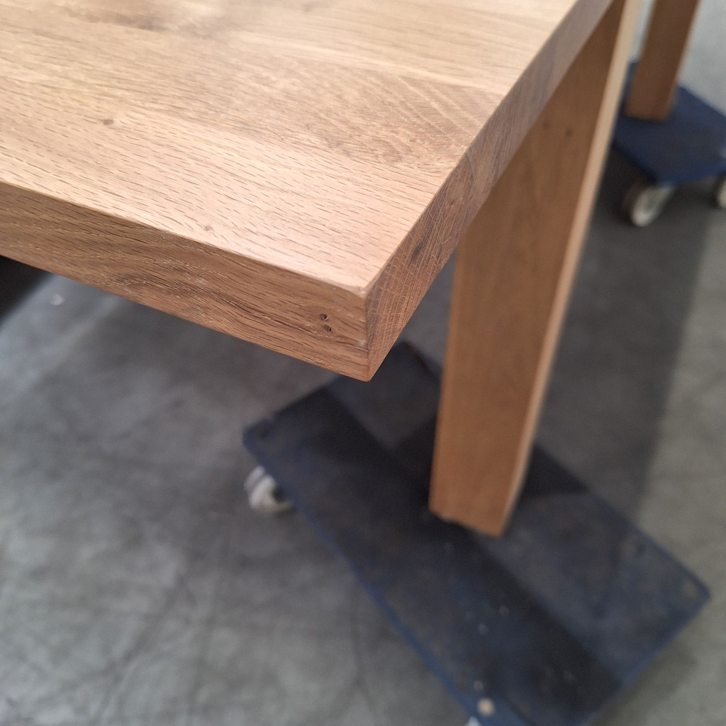 Stretch extendable dining table