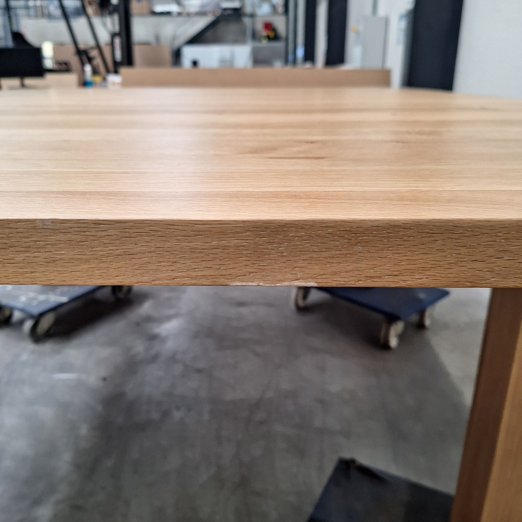 Stretch extendable dining table