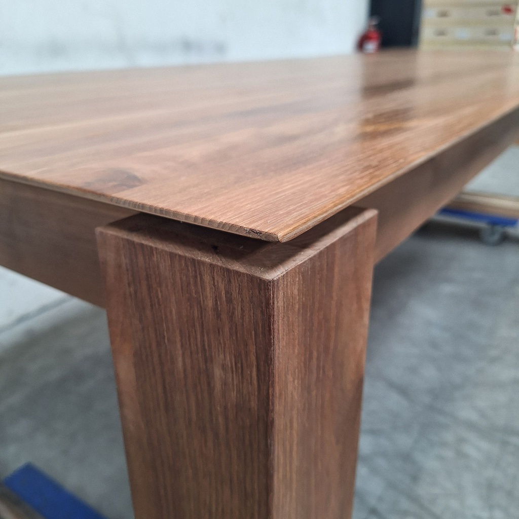 Slice extendable dining table