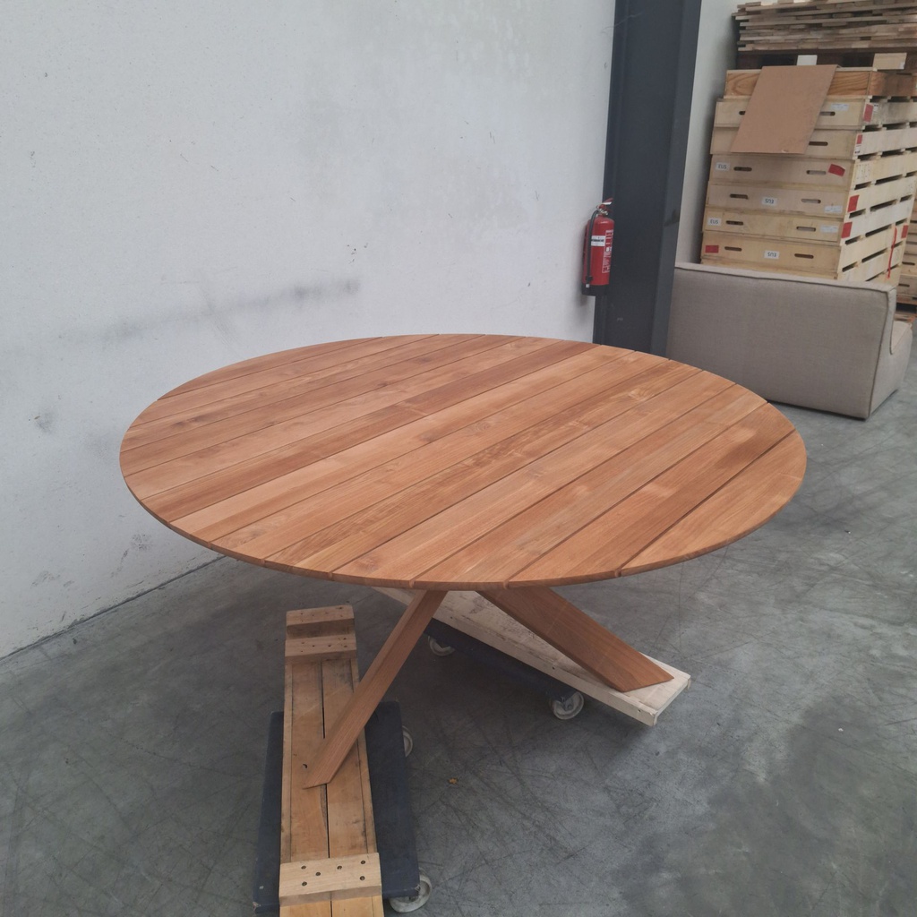 Circle outdoor dining table