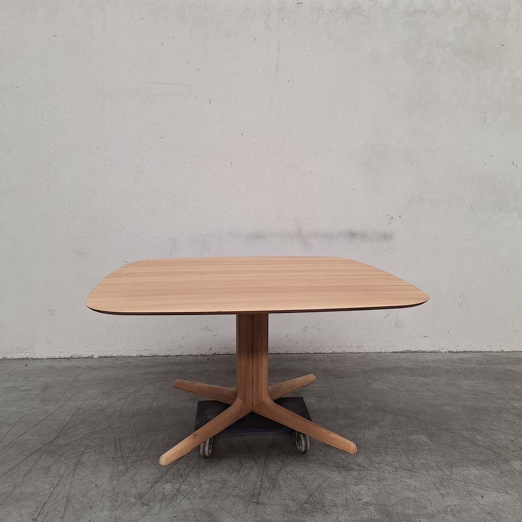 Corto dining table