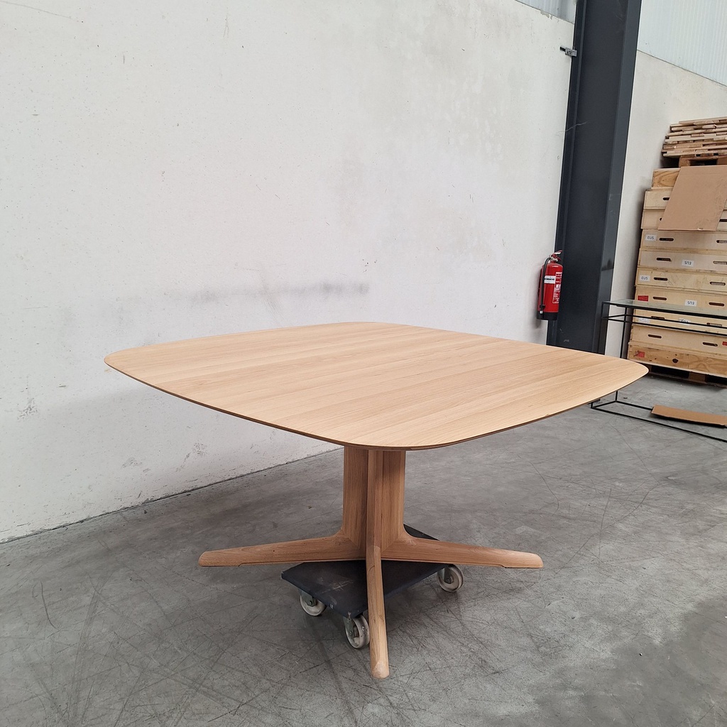 Corto dining table