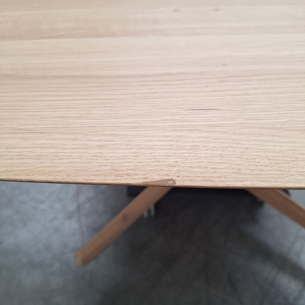 Corto dining table