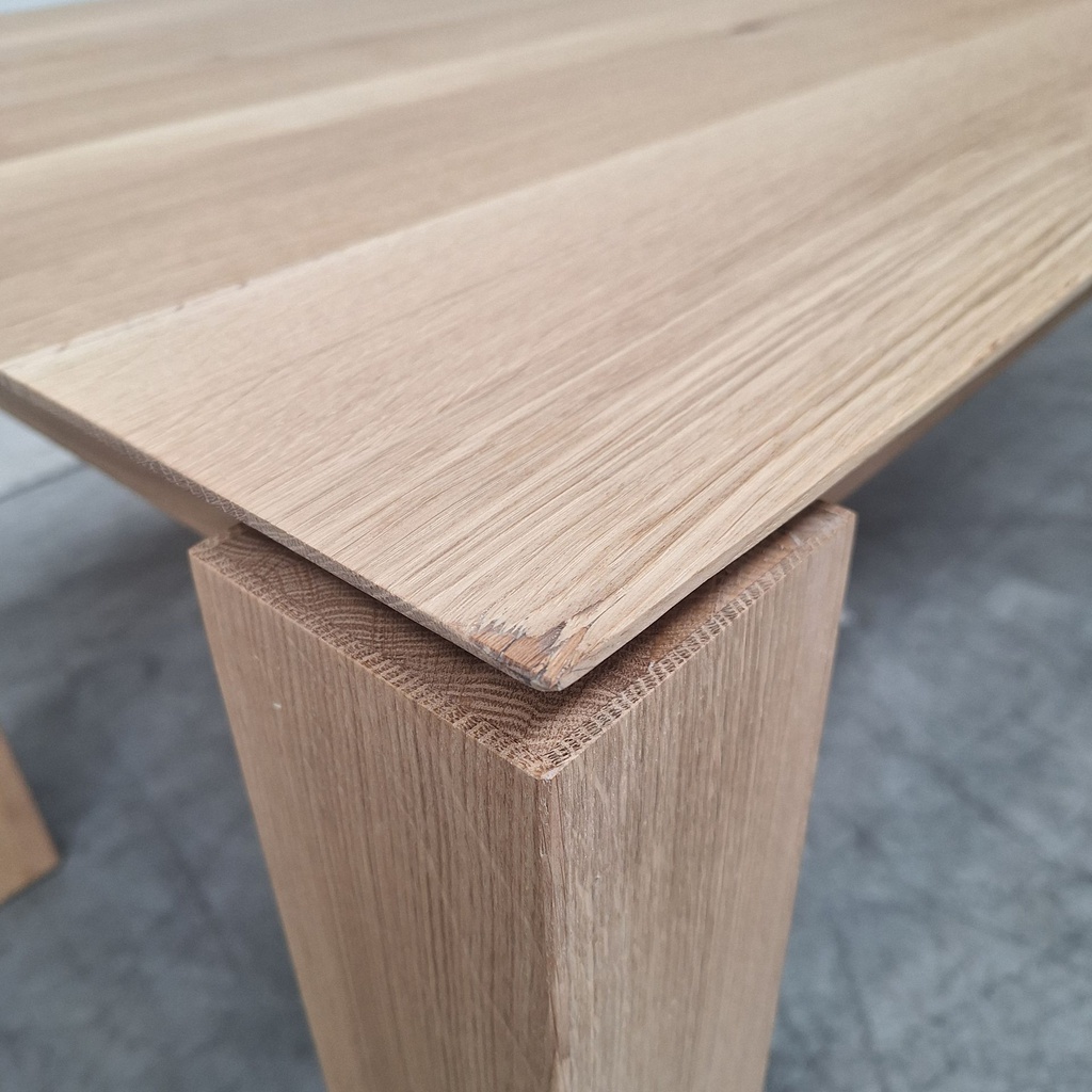 Slice dining table