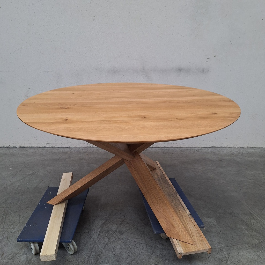 Circle dining table