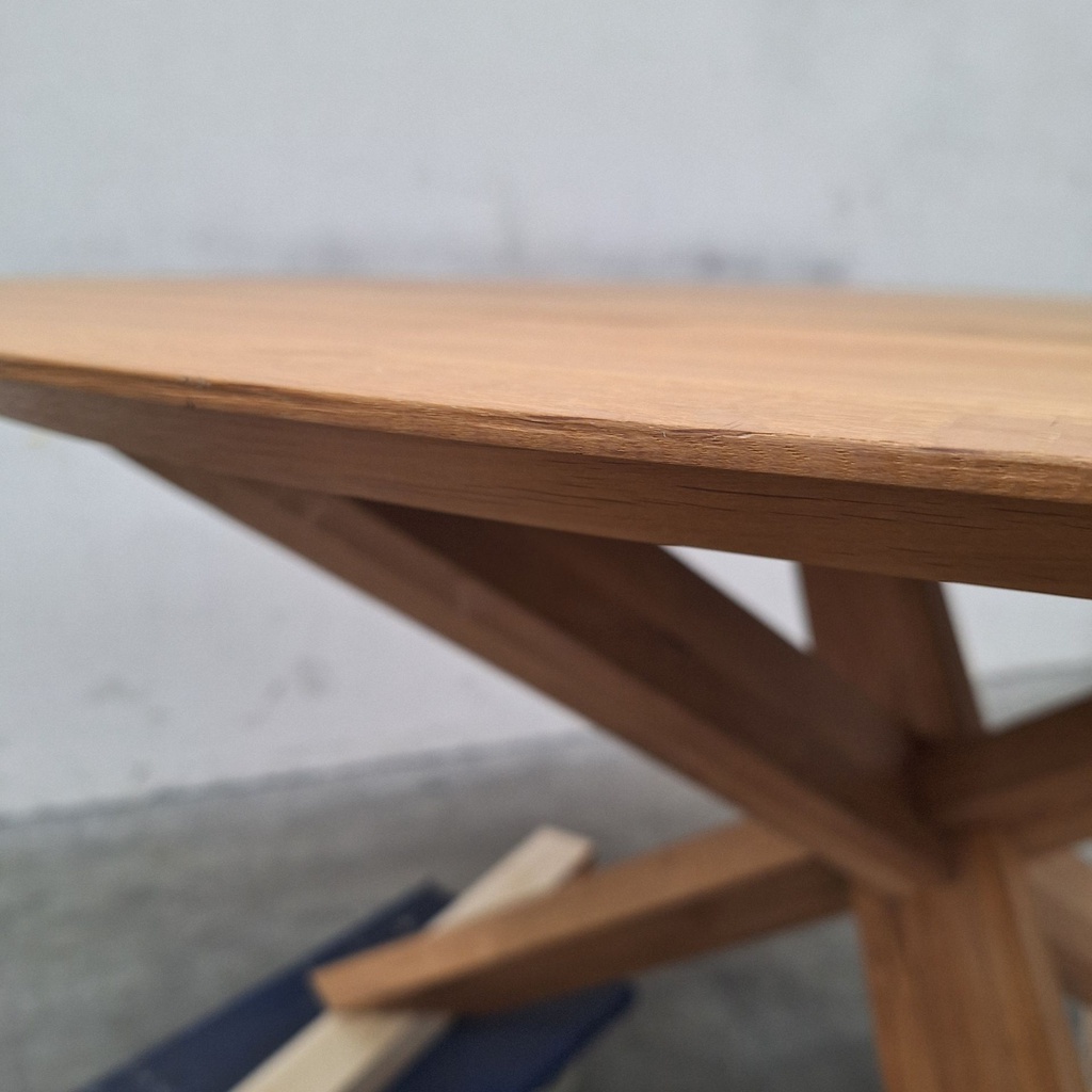 Circle dining table