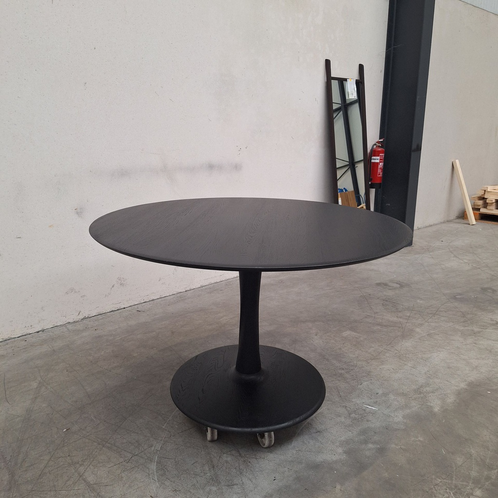 Torsion dining table