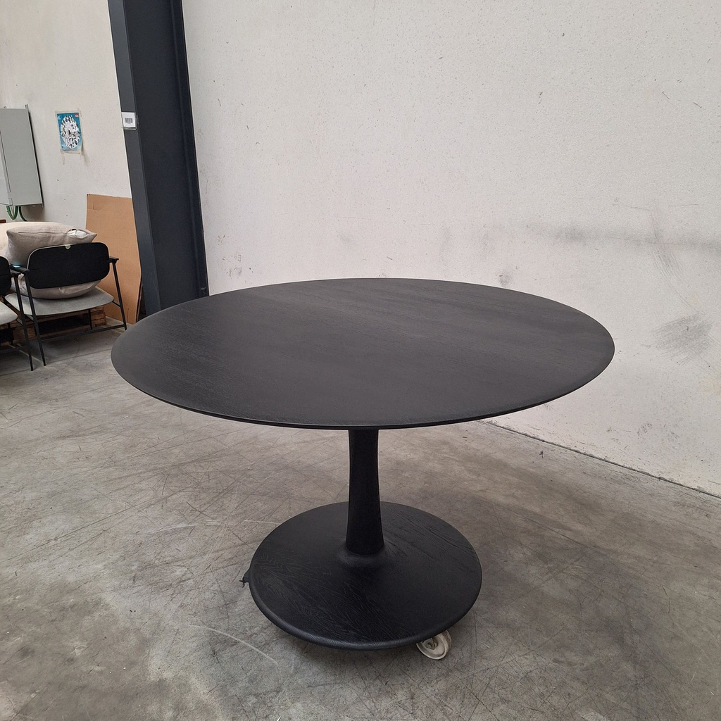 Torsion dining table