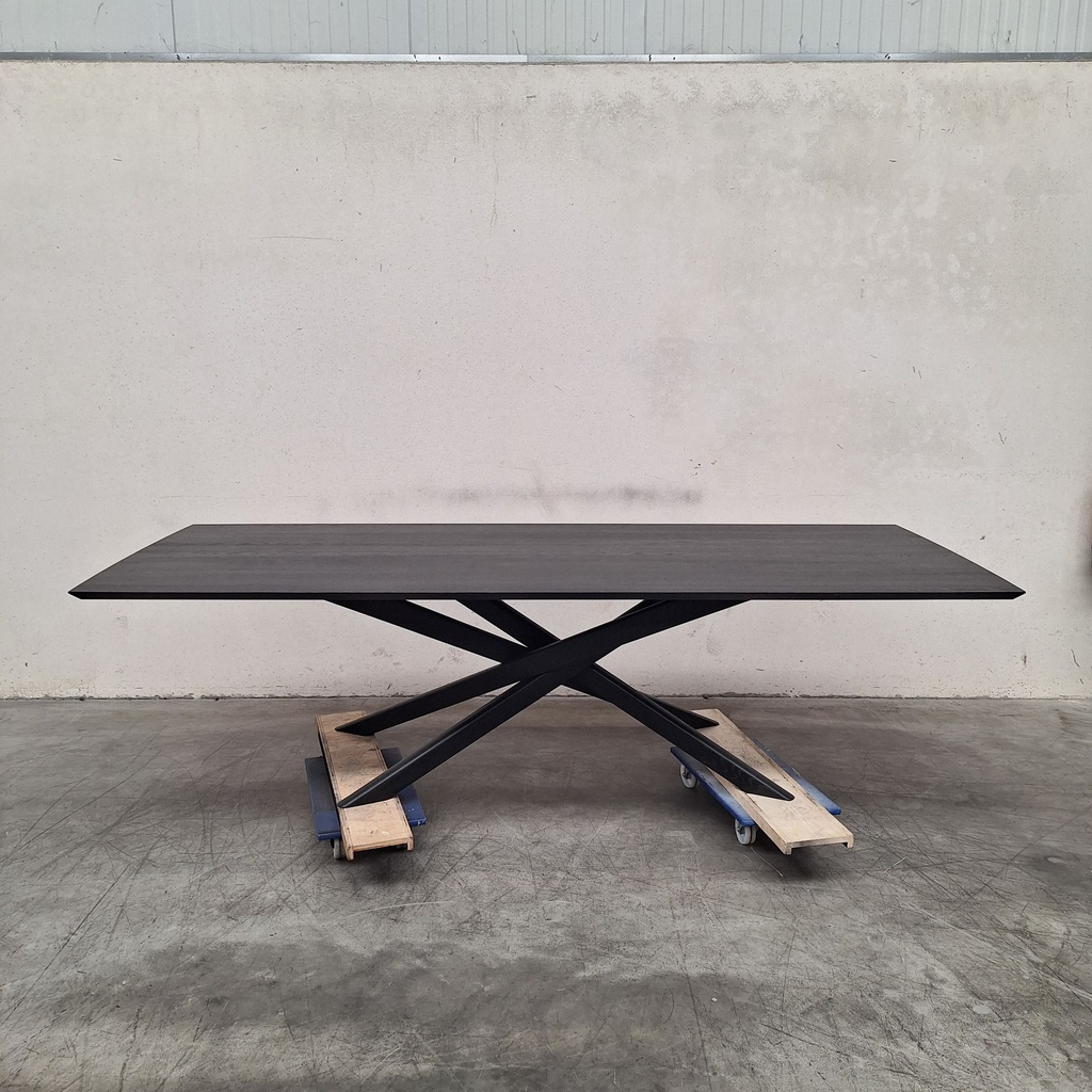 Mikado dining table