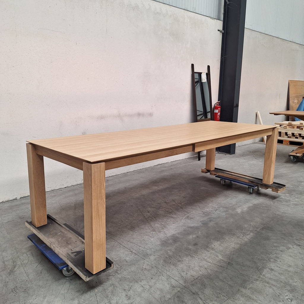 Slice extendable dining table