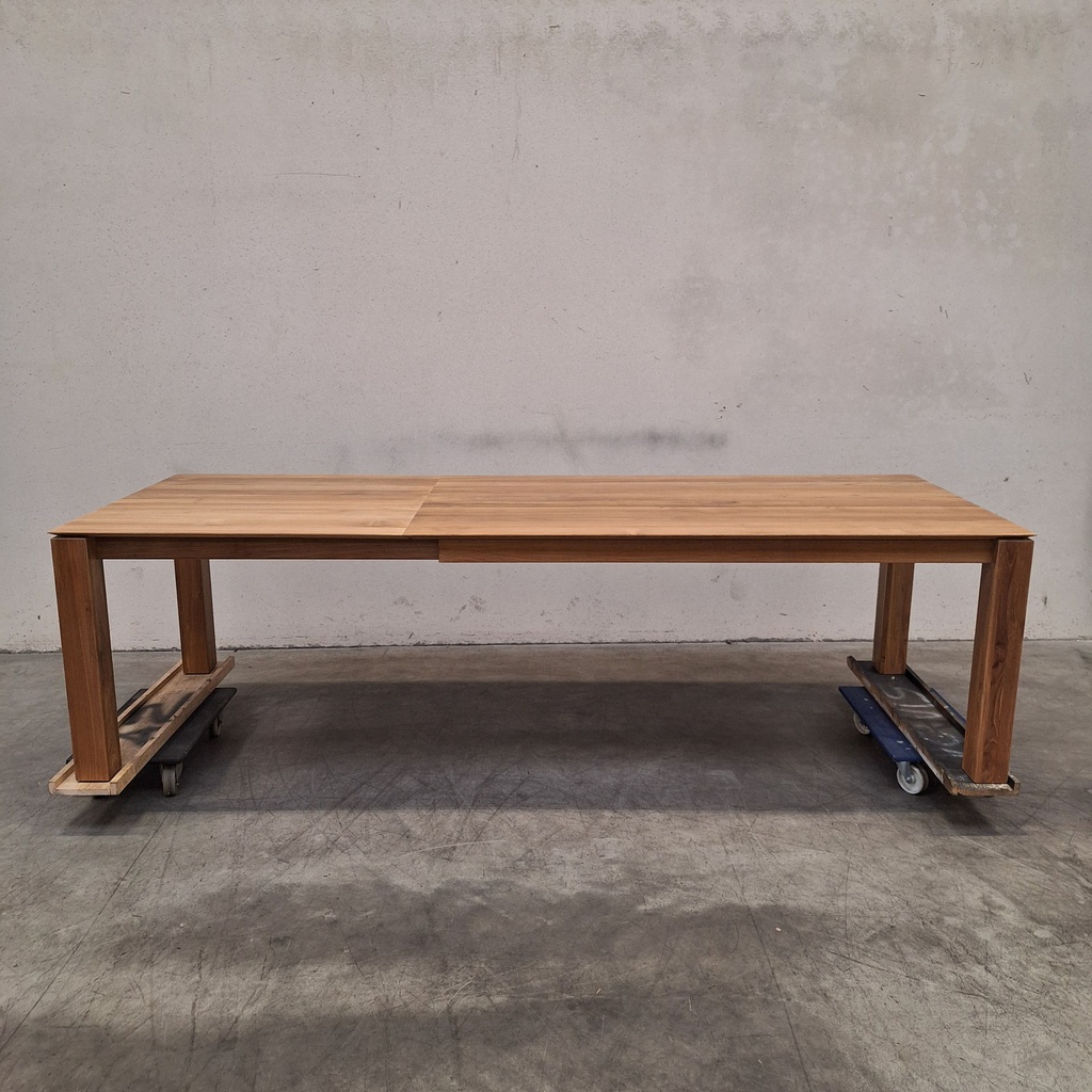 Slice extendable dining table