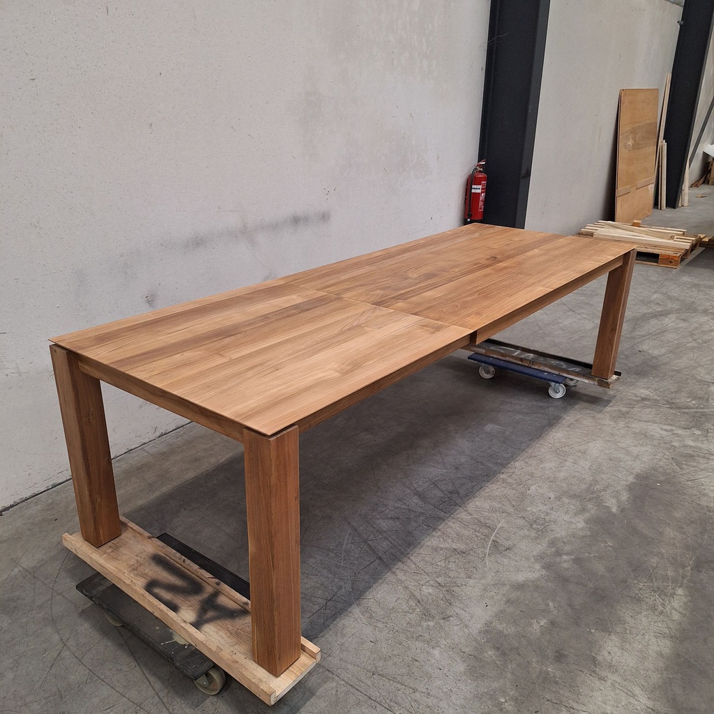 Slice extendable dining table