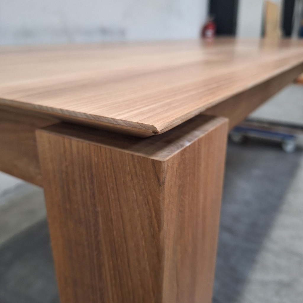 Slice extendable dining table