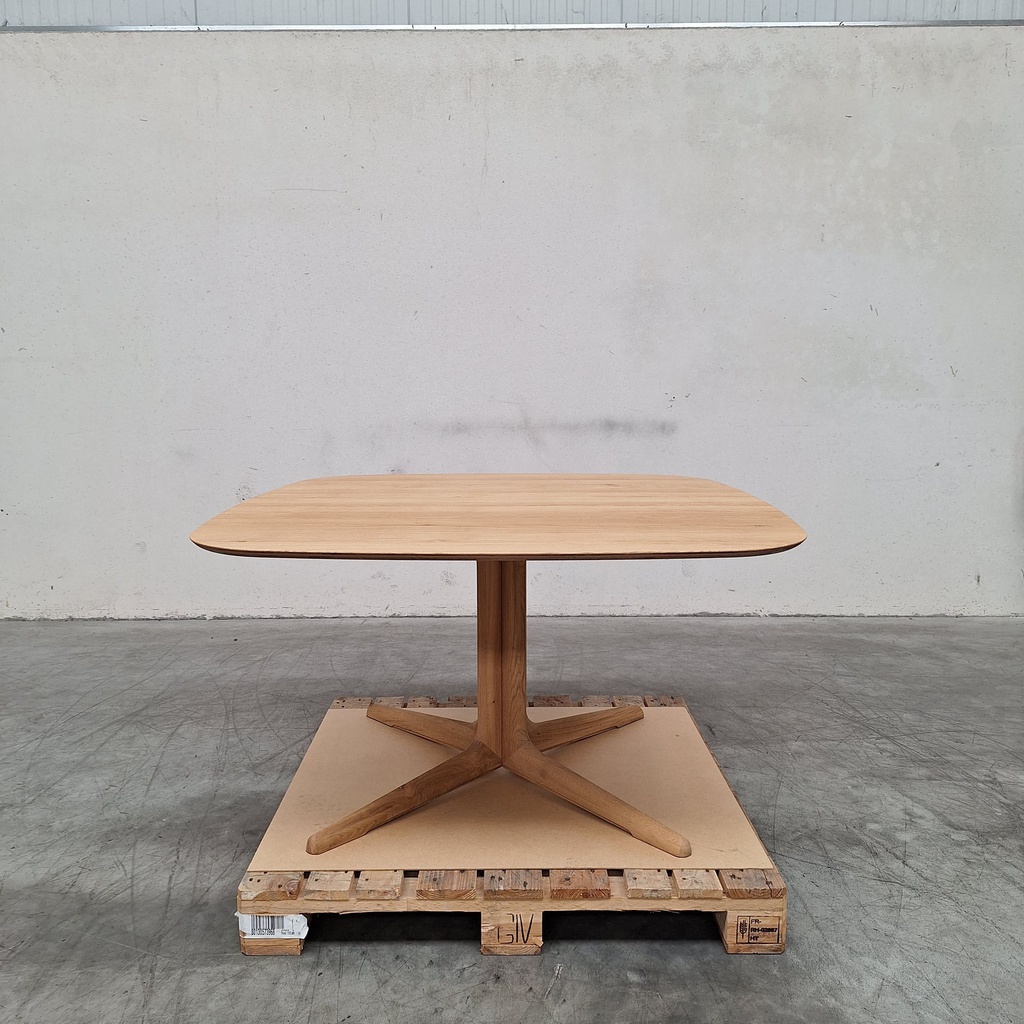 Corto dining table