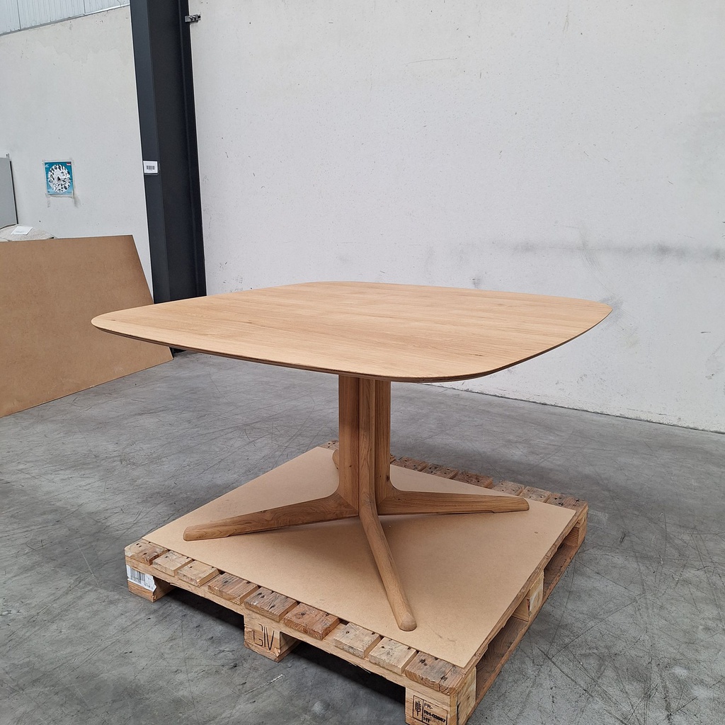 Corto dining table