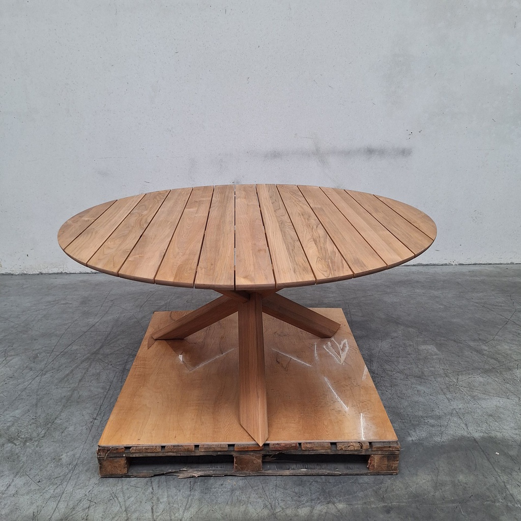 Circle outdoor dining table