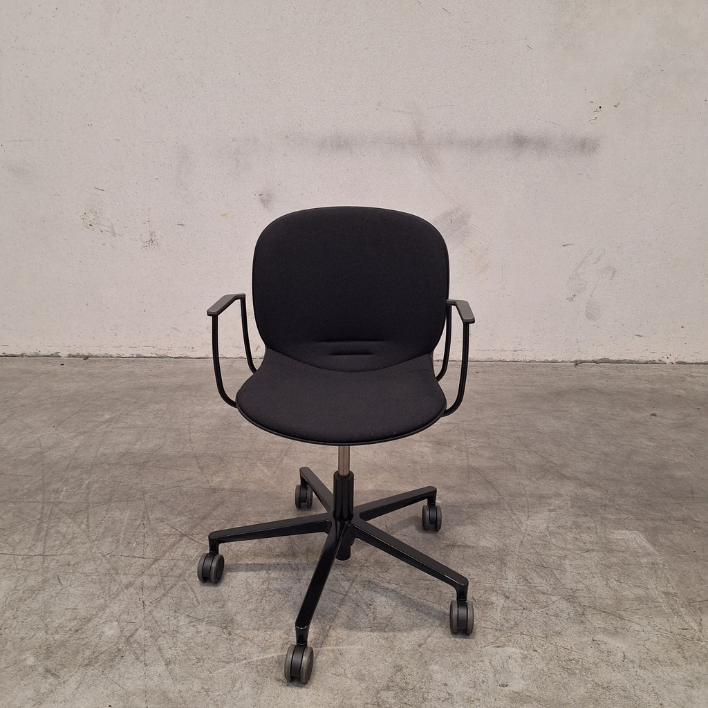 RBM Noor with armrests by Flokk